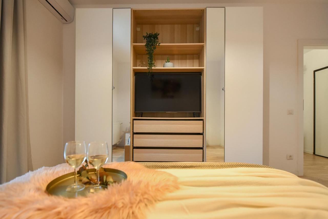 Vacation Feel - 2Br Apartment With Terrace & Private Parking In Baneasa Bucarest Exterior foto