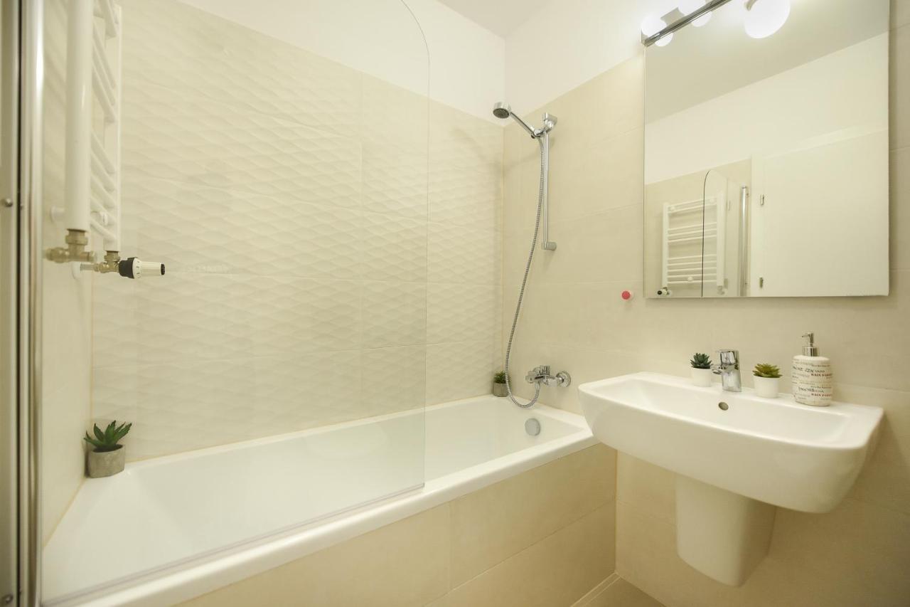 Vacation Feel - 2Br Apartment With Terrace & Private Parking In Baneasa Bucarest Exterior foto