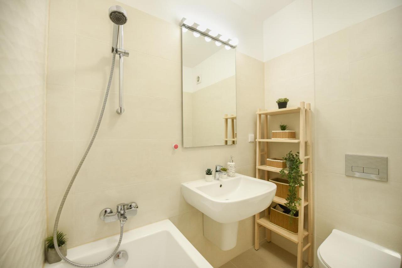 Vacation Feel - 2Br Apartment With Terrace & Private Parking In Baneasa Bucarest Exterior foto